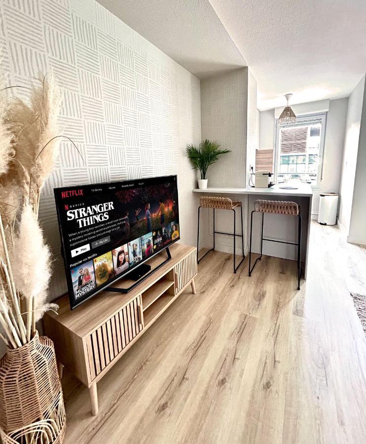 Modern 1 Bdr + Balcony + Free Parking + Ac + Pool Lägenhet L'Isle-d'Abeau Exteriör bild